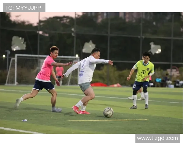 足球明星私生活揭秘球场外的爱情与争议全记录